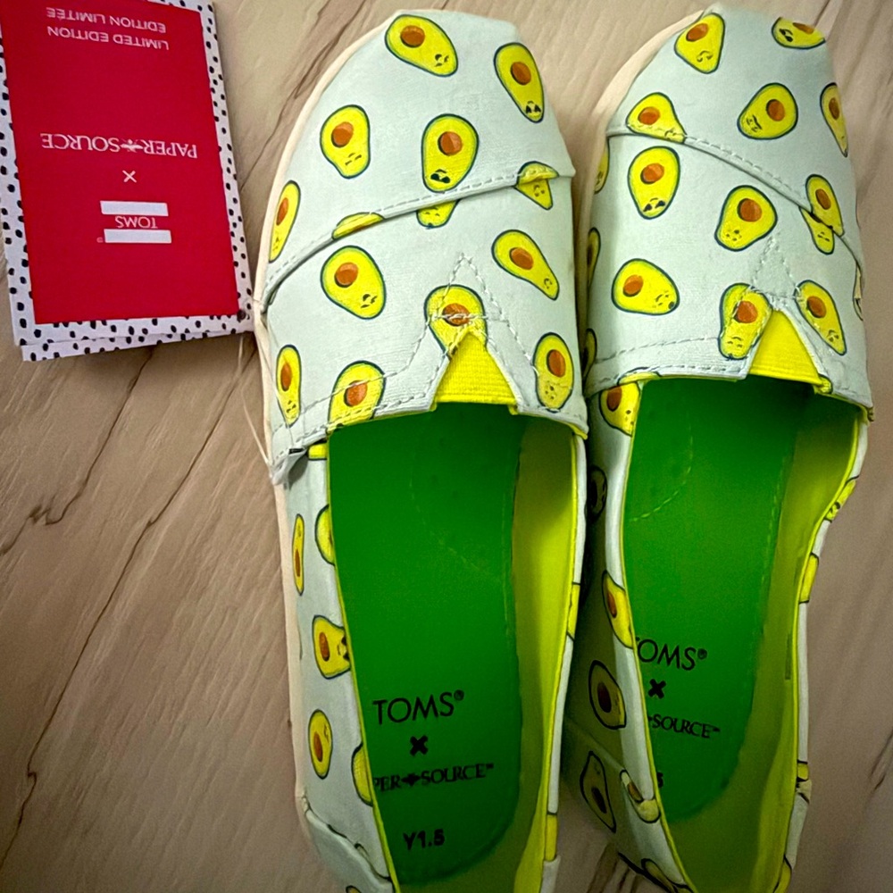 Avocado TOMS x Paper Source adorable avocado Print Slip-On Shoes. Comfy NWT.